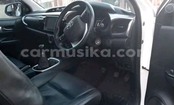 Buy Used Toyota Hilux White Car in Beitbridge in Matabeleland South Buy Used Toyota Hilux White Car in Beitbridge in Matabeleland South