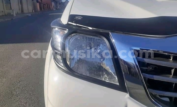 Buy Used Toyota Hilux White Car in Beitbridge in Matabeleland South Buy Used Toyota Hilux White Car in Beitbridge in Matabeleland South