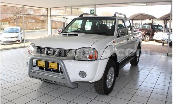 Buy Used Nissan NP 300 White Car in Beitbridge in Matabeleland South