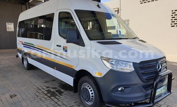 Nunua Ilio tumika Mercedes‒Benz X-klasse Concept Nyeupe Gari ndani ya Beitbridge nchini Matabeleland Kusini Nunua Ilio tumika Mercedes‒Benz X-klasse Concept Nyeupe Gari ndani ya Beitbridge nchini Matabeleland Kusini