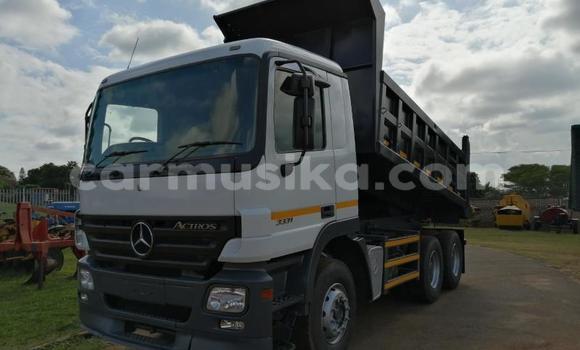 Acheter Occasion Utilitaire Mercedes‒Benz Tipper Blanc à Beitbridge, Matabeleland South Acheter Occasion Utilitaire Mercedes‒Benz Tipper Blanc à Beitbridge, Matabeleland South