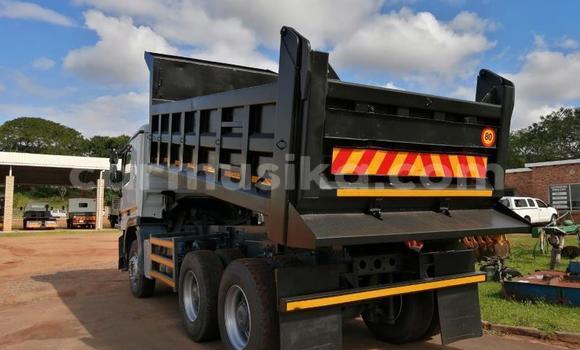 Acheter Occasion Utilitaire Mercedes‒Benz Tipper Blanc à Beitbridge, Matabeleland South Acheter Occasion Utilitaire Mercedes‒Benz Tipper Blanc à Beitbridge, Matabeleland South