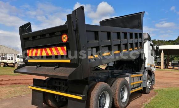 Acheter Occasion Utilitaire Mercedes‒Benz Tipper Blanc à Beitbridge, Matabeleland South Acheter Occasion Utilitaire Mercedes‒Benz Tipper Blanc à Beitbridge, Matabeleland South