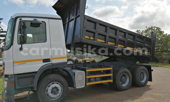 Acheter Occasion Utilitaire Mercedes‒Benz Tipper Blanc à Beitbridge, Matabeleland South Acheter Occasion Utilitaire Mercedes‒Benz Tipper Blanc à Beitbridge, Matabeleland South