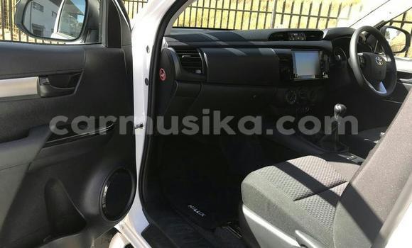 Buy Used Toyota Hilux White Car in Beitbridge in Matabeleland South Buy Used Toyota Hilux White Car in Beitbridge in Matabeleland South