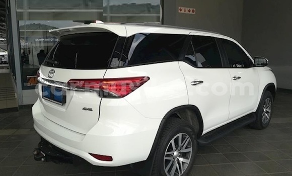 Acheter Occasion Voiture Toyota Fortuner Blanc à Beitbridge, Matabeleland South Acheter Occasion Voiture Toyota Fortuner Blanc à Beitbridge, Matabeleland South