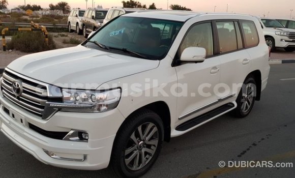 Tenga Imported Toyota Land Cruiser Chena Mota in Import - Dubai in Harare Tenga Imported Toyota Land Cruiser Chena Mota in Import - Dubai in Harare
