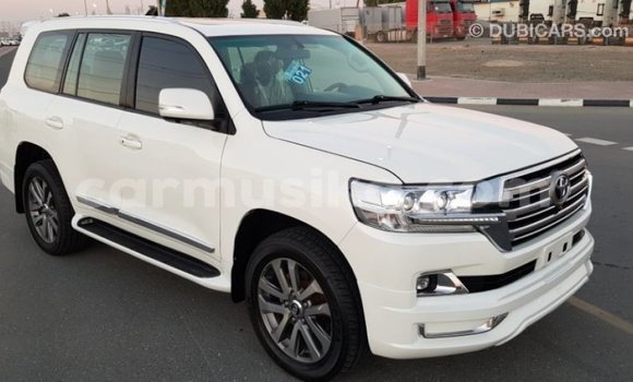 Tenga Imported Toyota Land Cruiser Chena Mota in Import - Dubai in Harare Tenga Imported Toyota Land Cruiser Chena Mota in Import - Dubai in Harare