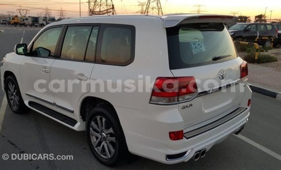 Tenga Imported Toyota Land Cruiser Chena Mota in Import - Dubai in Harare Tenga Imported Toyota Land Cruiser Chena Mota in Import - Dubai in Harare