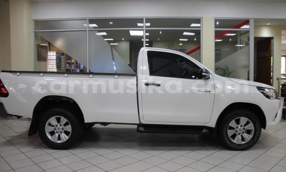 Buy Used Toyota Hilux White Car in Beitbridge in Matabeleland South Buy Used Toyota Hilux White Car in Beitbridge in Matabeleland South