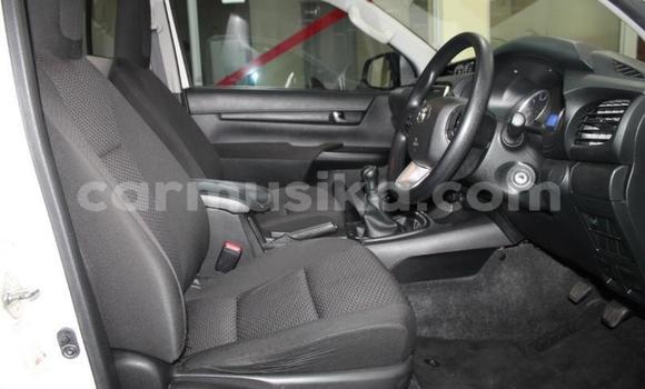 Buy Used Toyota Hilux White Car in Beitbridge in Matabeleland South Buy Used Toyota Hilux White Car in Beitbridge in Matabeleland South