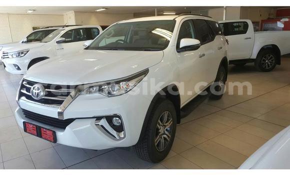 Nunua Ilio tumika Toyota Fortuner Nyeupe Gari ndani ya Emerald Hill nchini Harare Nunua Ilio tumika Toyota Fortuner Nyeupe Gari ndani ya Emerald Hill nchini Harare