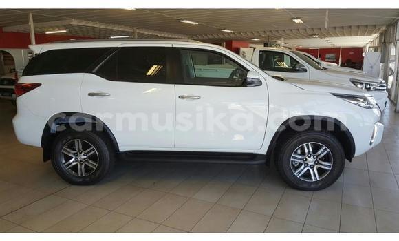 Nunua Ilio tumika Toyota Fortuner Nyeupe Gari ndani ya Emerald Hill nchini Harare Nunua Ilio tumika Toyota Fortuner Nyeupe Gari ndani ya Emerald Hill nchini Harare