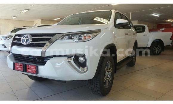 Nunua Ilio tumika Toyota Fortuner Nyeupe Gari ndani ya Emerald Hill nchini Harare Nunua Ilio tumika Toyota Fortuner Nyeupe Gari ndani ya Emerald Hill nchini Harare