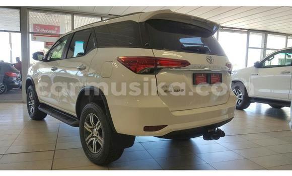 Nunua Ilio tumika Toyota Fortuner Nyeupe Gari ndani ya Emerald Hill nchini Harare Nunua Ilio tumika Toyota Fortuner Nyeupe Gari ndani ya Emerald Hill nchini Harare