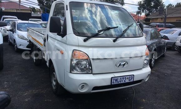 Acheter Occasion Utilitaire Hyundai H200 Blanc à Beitbridge, Matabeleland South Acheter Occasion Utilitaire Hyundai H200 Blanc à Beitbridge, Matabeleland South