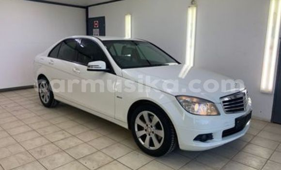 Nunua Ilio tumika Mercedes‒Benz C–Class Nyeupe Gari ndani ya Beitbridge nchini Matabeleland Kusini