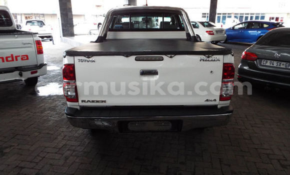Tenga Tsaru Toyota Hilux Chena Mota in Harare in Harare Tenga Tsaru Toyota Hilux Chena Mota in Harare in Harare