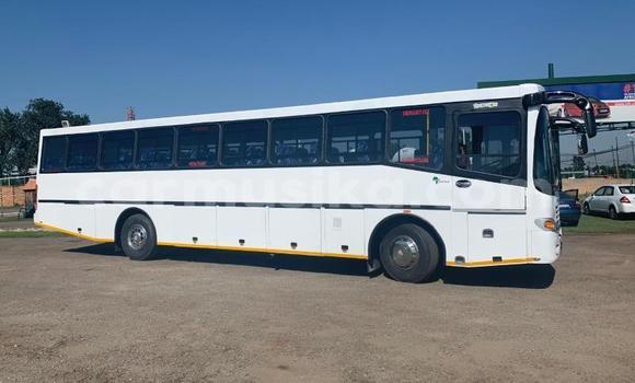 Acheter Occasion Utilitaire Hino 300 Series Blanc à Beitbridge, Matabeleland South Acheter Occasion Utilitaire Hino 300 Series Blanc à Beitbridge, Matabeleland South