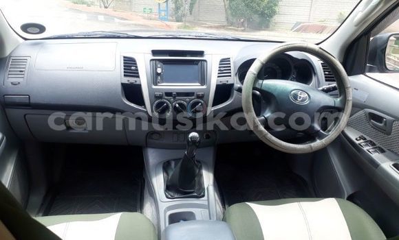 Buy Used Toyota Hilux Silver Car in Avondale in Harare Buy Used Toyota Hilux Silver Car in Avondale in Harare