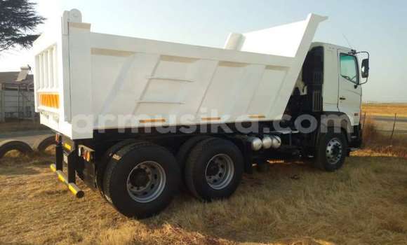 Nunua Ilio tumika Toyota DA Nyeupe Lori ndani ya Beitbridge nchini Matabeleland Kusini Nunua Ilio tumika Toyota DA Nyeupe Lori ndani ya Beitbridge nchini Matabeleland Kusini