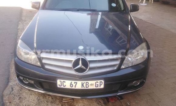 Nunua Ilio tumika Mercedes‒Benz C–Class Nyeusi Gari ndani ya Harare nchini Harare