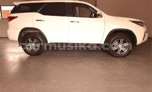 Nunua Ilio tumika Toyota Fortuner Nyeupe Gari ndani ya Beitbridge nchini Matabeleland Kusini