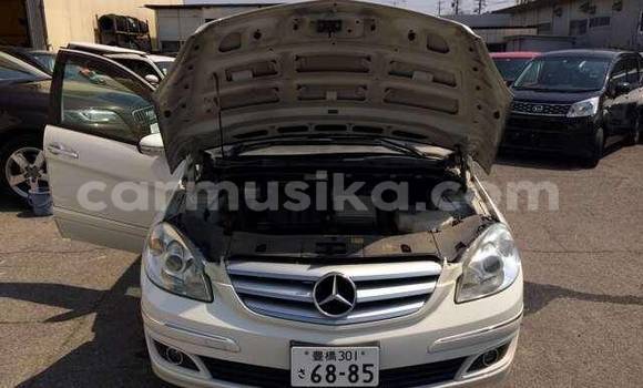 Acheter Occasion Voiture Mercedes‒Benz 230 Blanc à Beitbridge, Matabeleland South Acheter Occasion Voiture Mercedes‒Benz 230 Blanc à Beitbridge, Matabeleland South