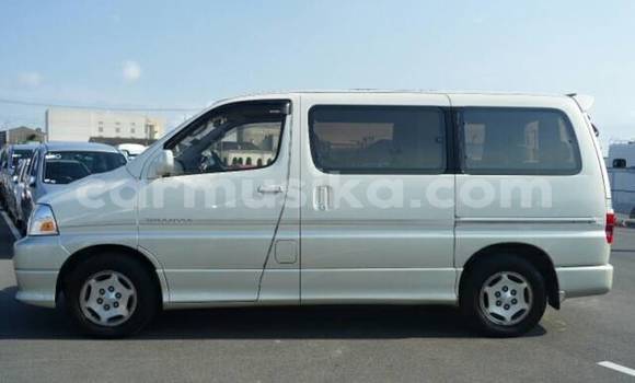 Nunua Ilio tumika Toyota Granvia Nyeupe Gari ndani ya Beitbridge nchini Matabeleland Kusini Nunua Ilio tumika Toyota Granvia Nyeupe Gari ndani ya Beitbridge nchini Matabeleland Kusini