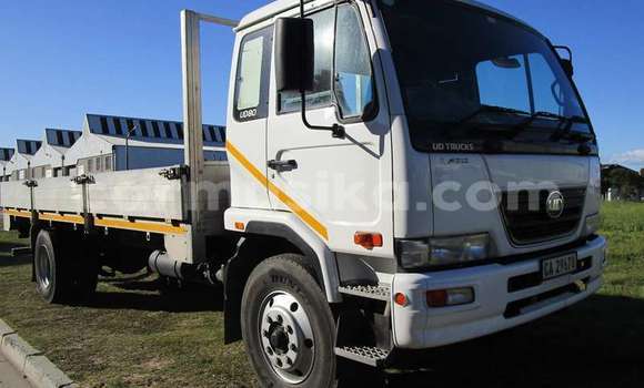 Nunua Ilio tumika Nissan Urvan Nyeupe Gari ndani ya Beitbridge nchini Matabeleland Kusini