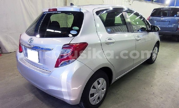 Nunua Ilio tumika Toyota Vitz Fedha Gari ndani ya Beitbridge nchini Matabeleland Kusini Nunua Ilio tumika Toyota Vitz Fedha Gari ndani ya Beitbridge nchini Matabeleland Kusini