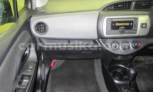 Nunua Ilio tumika Toyota Vitz Fedha Gari ndani ya Beitbridge nchini Matabeleland Kusini Nunua Ilio tumika Toyota Vitz Fedha Gari ndani ya Beitbridge nchini Matabeleland Kusini