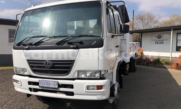 Nunua Ilio tumika Nissan UD Nyeupe Lori ndani ya Beitbridge nchini Matabeleland Kusini Nunua Ilio tumika Nissan UD Nyeupe Lori ndani ya Beitbridge nchini Matabeleland Kusini