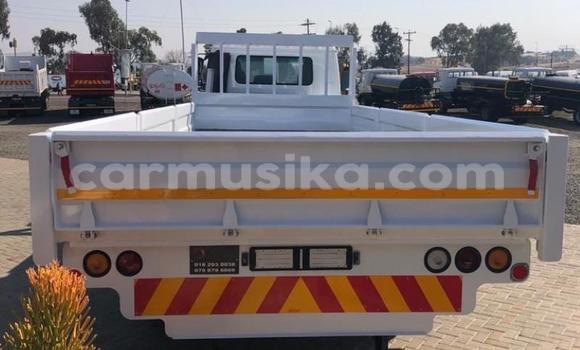 Nunua Ilio tumika Nissan UD Nyeupe Lori ndani ya Beitbridge nchini Matabeleland Kusini Nunua Ilio tumika Nissan UD Nyeupe Lori ndani ya Beitbridge nchini Matabeleland Kusini