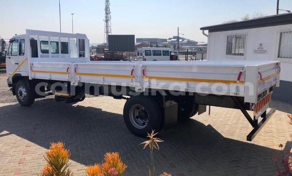 Nunua Ilio tumika Nissan UD Nyeupe Lori ndani ya Beitbridge nchini Matabeleland Kusini Nunua Ilio tumika Nissan UD Nyeupe Lori ndani ya Beitbridge nchini Matabeleland Kusini