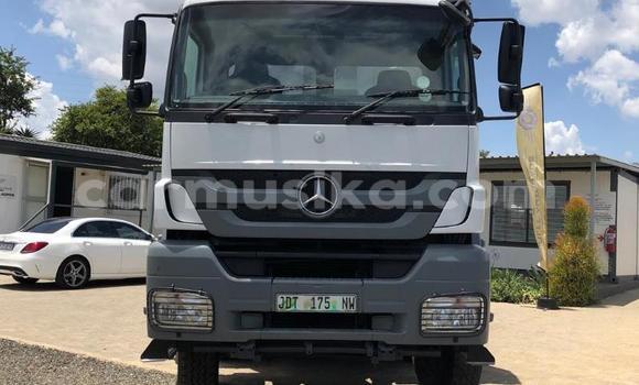 Acheter Occasion Utilitaire Mercedes‒Benz Tipper Blanc à Beitbridge, Matabeleland South Acheter Occasion Utilitaire Mercedes‒Benz Tipper Blanc à Beitbridge, Matabeleland South