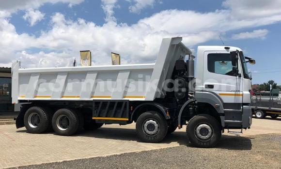 Acheter Occasion Utilitaire Mercedes‒Benz Tipper Blanc à Beitbridge, Matabeleland South Acheter Occasion Utilitaire Mercedes‒Benz Tipper Blanc à Beitbridge, Matabeleland South