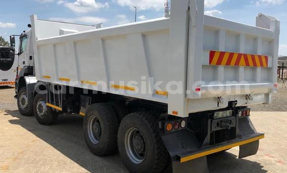 Acheter Occasion Utilitaire Mercedes‒Benz Tipper Blanc à Beitbridge, Matabeleland South Acheter Occasion Utilitaire Mercedes‒Benz Tipper Blanc à Beitbridge, Matabeleland South