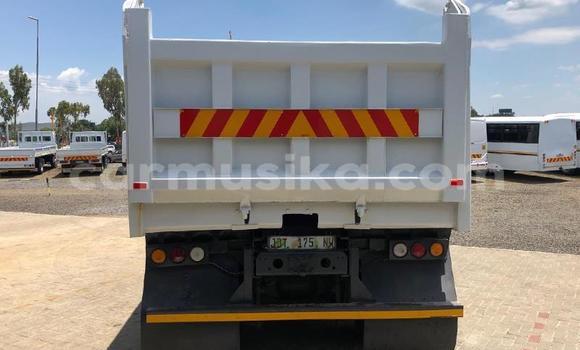 Acheter Occasion Utilitaire Mercedes‒Benz Tipper Blanc à Beitbridge, Matabeleland South Acheter Occasion Utilitaire Mercedes‒Benz Tipper Blanc à Beitbridge, Matabeleland South