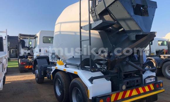 Acheter Occasion Utilitaire Mercedes‒Benz Atego Blanc à Beitbridge, Matabeleland South Acheter Occasion Utilitaire Mercedes‒Benz Atego Blanc à Beitbridge, Matabeleland South