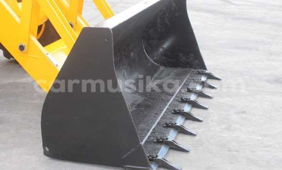 Nunua Ilio tumika Caterpillar 120 Beige Lori ndani ya Beitbridge nchini Matabeleland Kusini Nunua Ilio tumika Caterpillar 120 Beige Lori ndani ya Beitbridge nchini Matabeleland Kusini