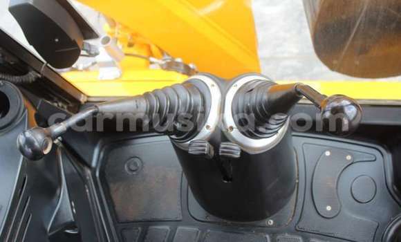 Nunua Ilio tumika Caterpillar 120 Beige Lori ndani ya Beitbridge nchini Matabeleland Kusini Nunua Ilio tumika Caterpillar 120 Beige Lori ndani ya Beitbridge nchini Matabeleland Kusini