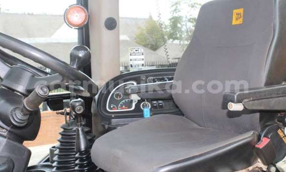 Nunua Ilio tumika Caterpillar 120 Beige Lori ndani ya Beitbridge nchini Matabeleland Kusini Nunua Ilio tumika Caterpillar 120 Beige Lori ndani ya Beitbridge nchini Matabeleland Kusini