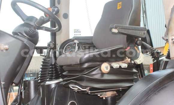 Nunua Ilio tumika Caterpillar 120 Beige Lori ndani ya Beitbridge nchini Matabeleland Kusini Nunua Ilio tumika Caterpillar 120 Beige Lori ndani ya Beitbridge nchini Matabeleland Kusini