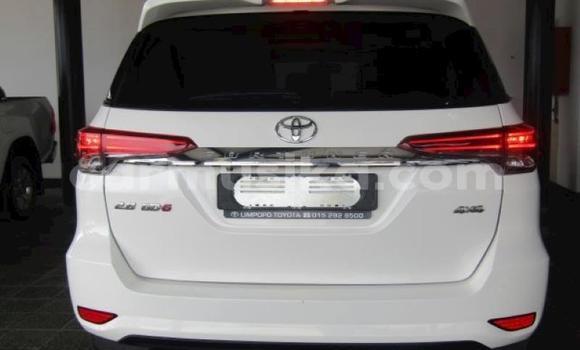 Acheter Occasion Voiture Toyota Fortuner Blanc à Harare, Harare Acheter Occasion Voiture Toyota Fortuner Blanc à Harare, Harare