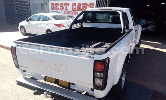 Tenga Tsaru Isuzu D–MAX Chena Mota in Alexandra Park in Harare Tenga Tsaru Isuzu D–MAX Chena Mota in Alexandra Park in Harare