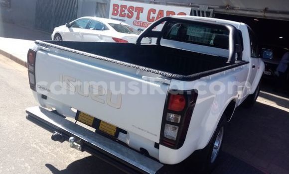 Tenga Tsaru Isuzu D–MAX Chena Mota in Alexandra Park in Harare Tenga Tsaru Isuzu D–MAX Chena Mota in Alexandra Park in Harare