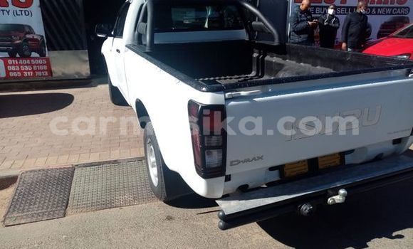 Tenga Tsaru Isuzu D–MAX Chena Mota in Alexandra Park in Harare Tenga Tsaru Isuzu D–MAX Chena Mota in Alexandra Park in Harare