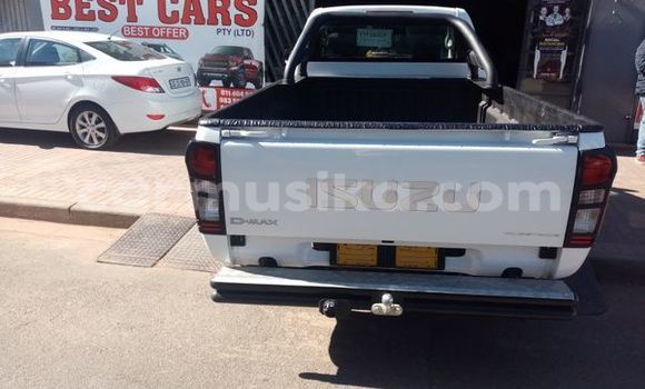 Tenga Tsaru Isuzu D–MAX Chena Mota in Alexandra Park in Harare Tenga Tsaru Isuzu D–MAX Chena Mota in Alexandra Park in Harare