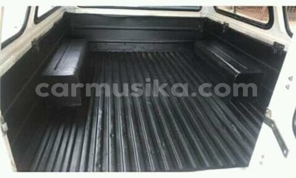 Tenga Tsaru Toyota Hilux Bhuruu Mota in Borrowdale in Harare Tenga Tsaru Toyota Hilux Bhuruu Mota in Borrowdale in Harare